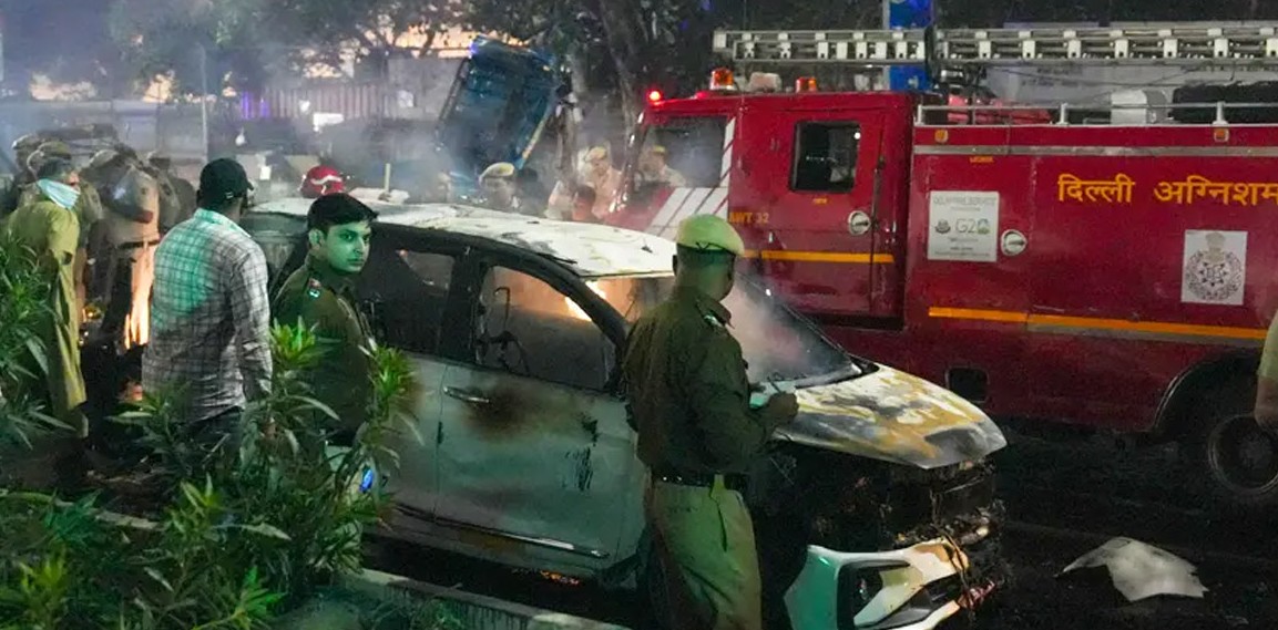 नयाँ दिल्लीको लालकिल्लामा कार विष्फोट हुँदा कम्तिमा ८ मारिए