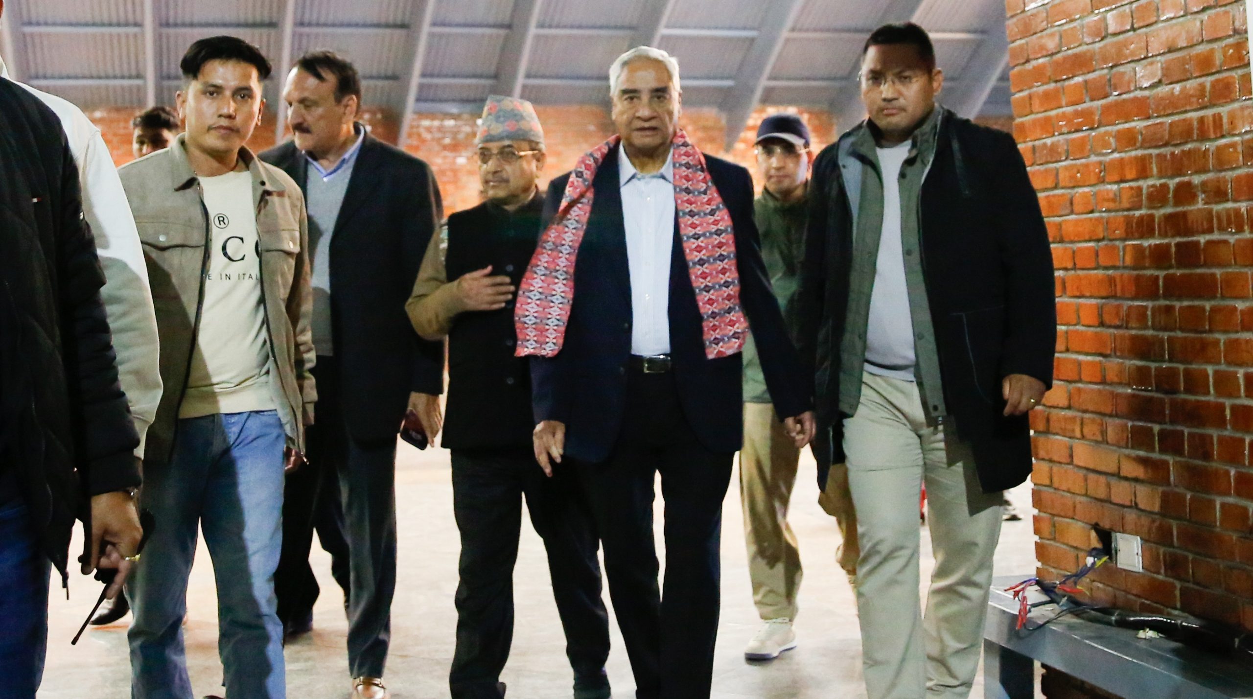 देउवा दम्पति फर्किए