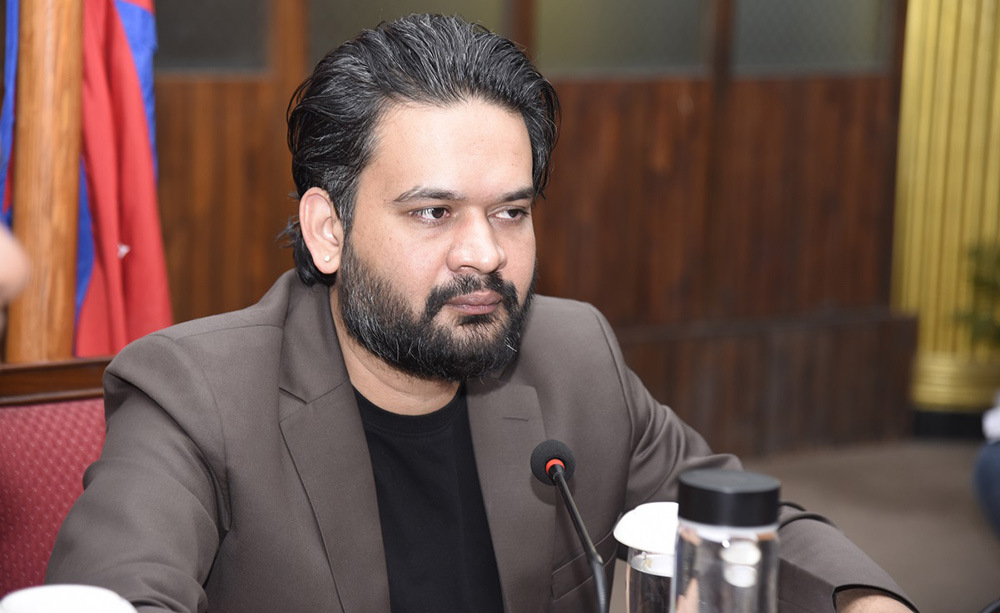 मध्यरातमा बालेनको आपत्तिजनक स्ट्याटस, सञ्जालमा बहस सुरू