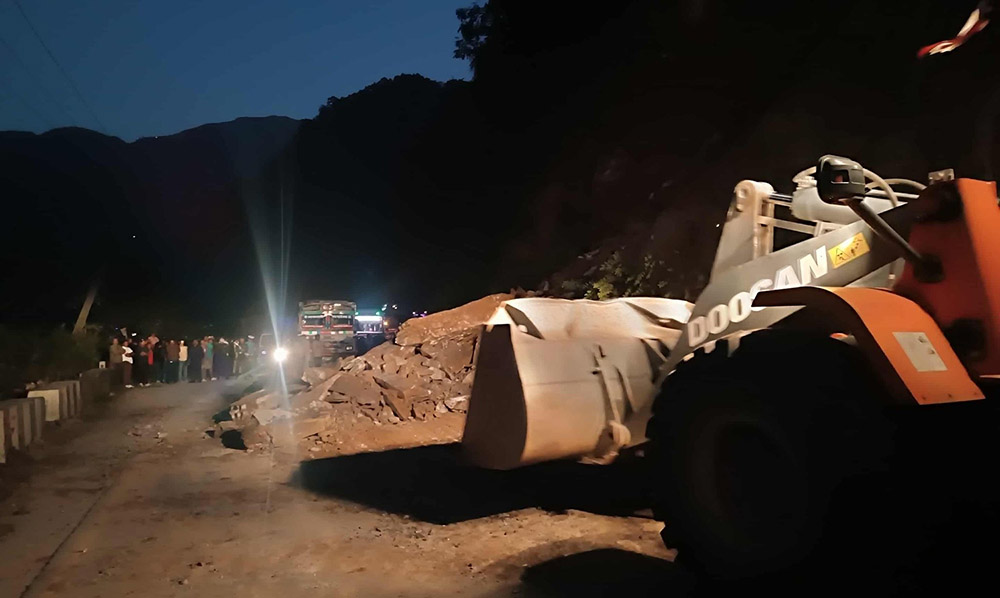 सुख्खा पहिरोले अवरुद्ध रहेको मुग्लिन नारायणगढ सडक सुचारु