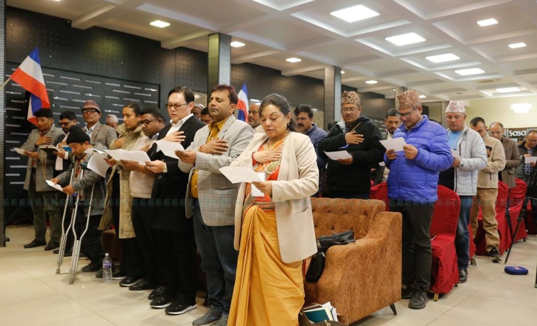 प्रलोपाका केन्द्रीय सदस्यहरूद्धारा सपथ ग्रहण