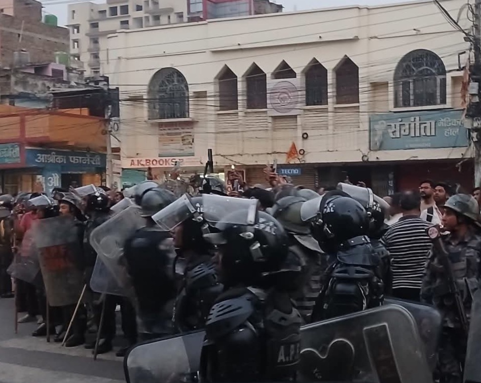 वीरगञ्जमा एकाबिहानै चल्यो डोजर