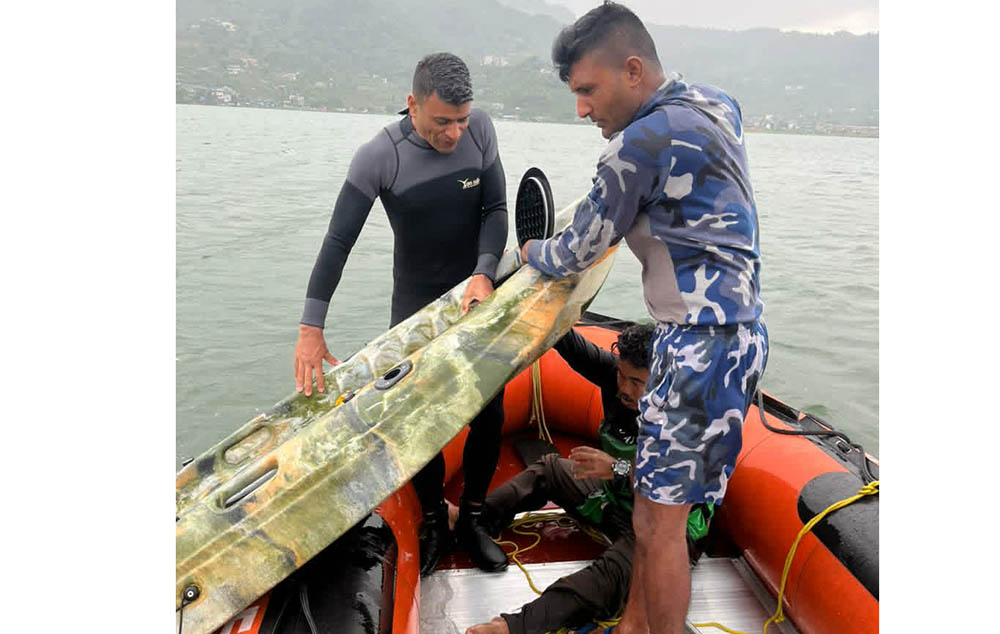 फेवातालमा बोट पल्टिँदा अलपत्र परेका युवकको सशस्त्र प्रहरीद्वारा सकुशल उद्धार