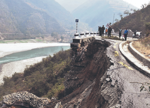 अविरल वर्षा र पहिरोले देशभरका प्रमुख राजमार्ग अवरुद्ध, यात्रा अघि सडकको अवस्था बुझ्न आग्रह