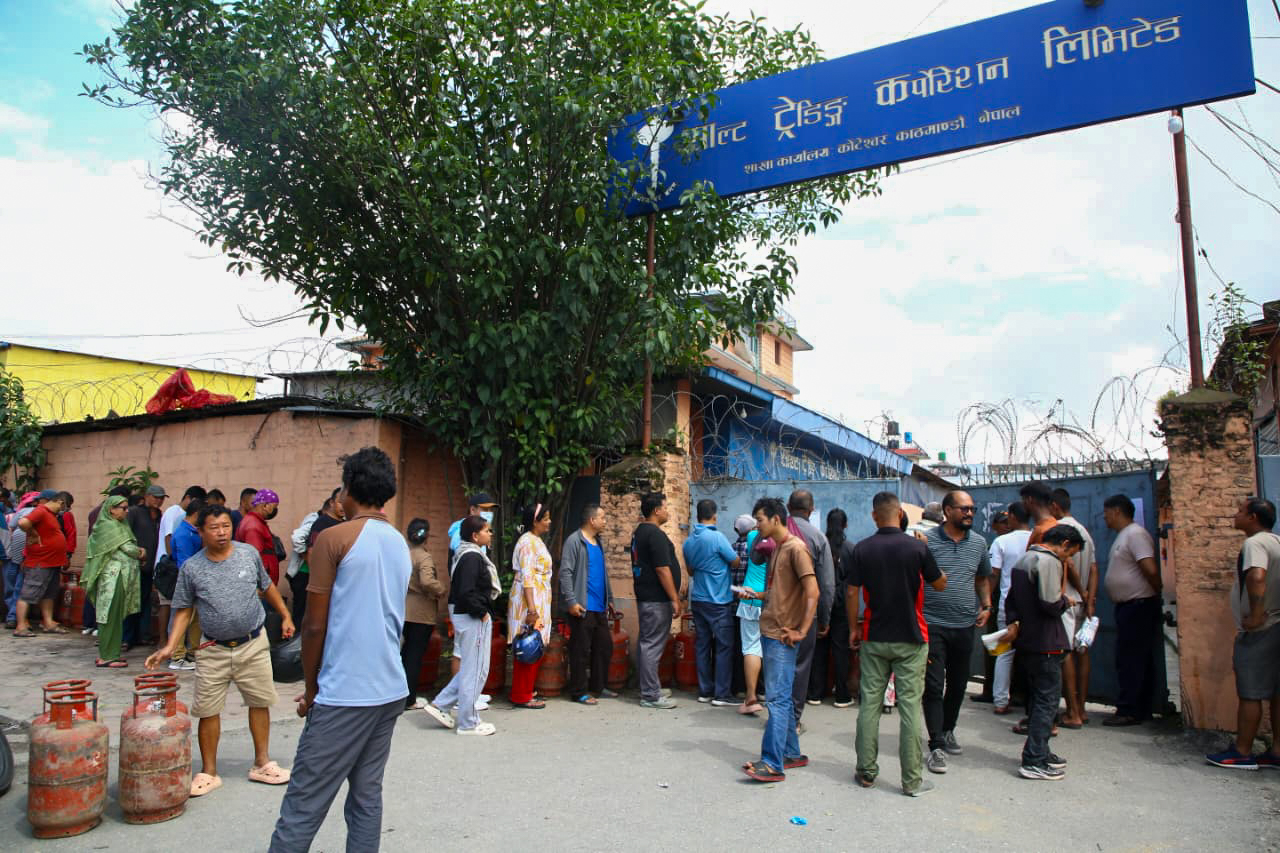 पृथ्वी राजमार्ग अवरुद्ध हुँदा ग्यासको हाहाकार, रातिदेखि नै उपभोक्ता लाइनमा