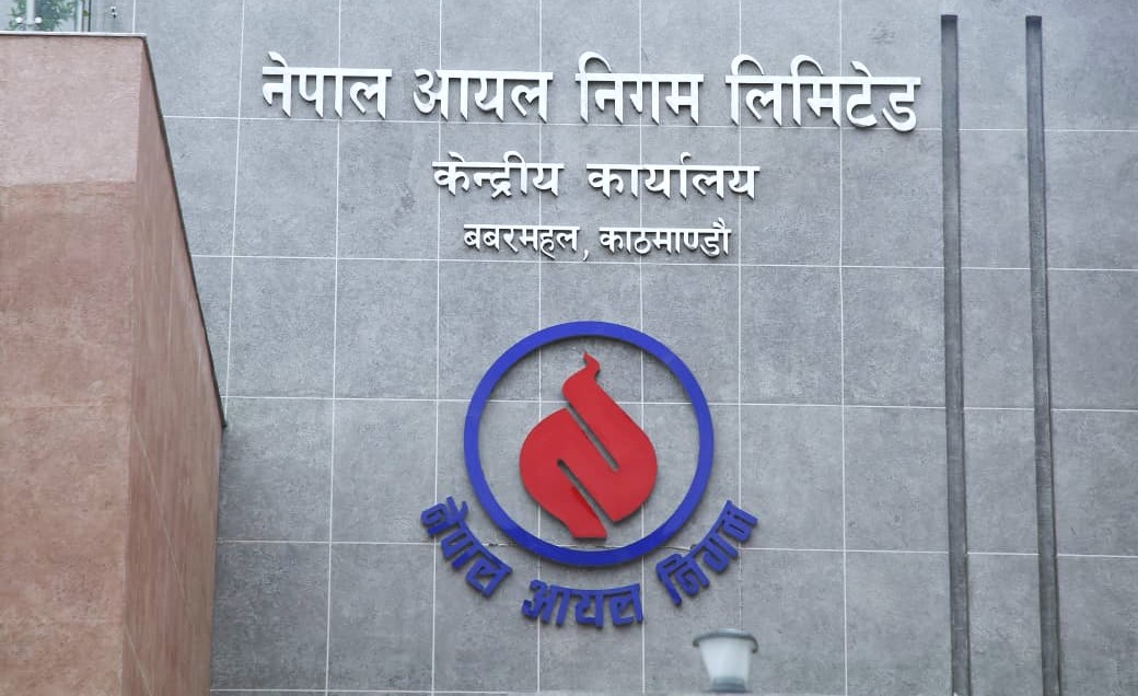 कृष्णभीरको सडक भासिएपछि वैकल्पिक मार्गबाट इन्धन र ग्यास आपूर्ति